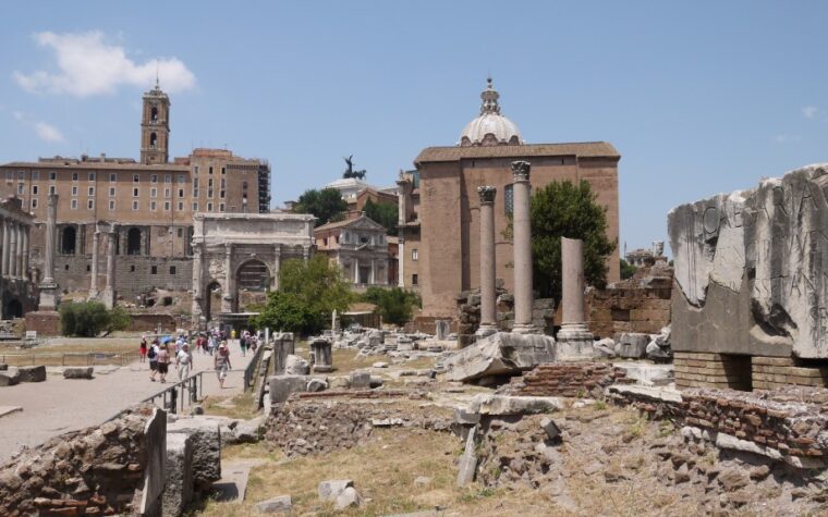 Ruines du Forum romain avec ses colonnes et l'arc de Septime Sévère à Rome