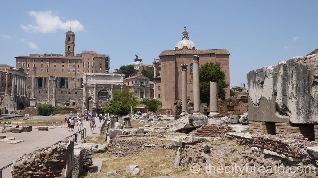 Ruines du Forum romain avec ses colonnes et l'arc de Septime Sévère à Rome