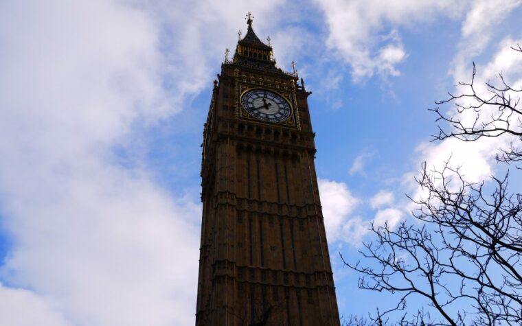 La tour de Big Ben et son horloge dorée se dressant vers le ciel bleu à Londres