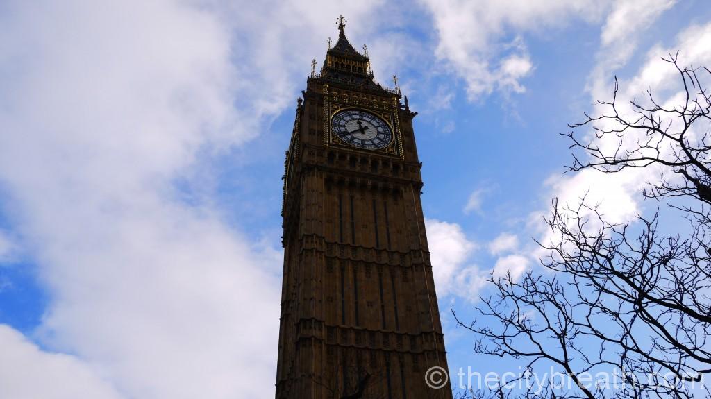 La tour de Big Ben et son horloge dorée se dressant vers le ciel bleu à Londres