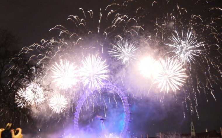 Feu d'artifice du Nouvel An illuminant le London Eye au-dessus de la Tamise à Londres