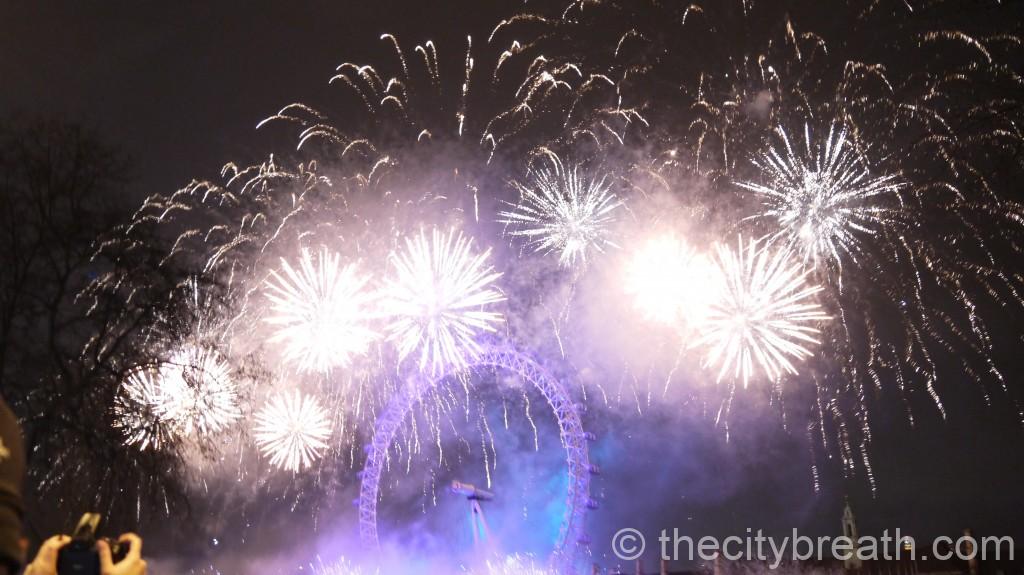 Feu d'artifice du Nouvel An illuminant le London Eye au-dessus de la Tamise à Londres