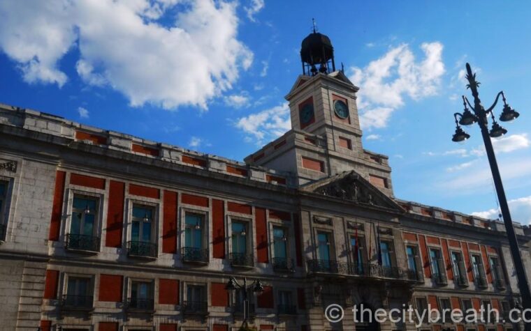 Façade et tour de l'horloge de la Real Casa de Correos, Puerta del Sol à Madrid, sous un ciel bleu