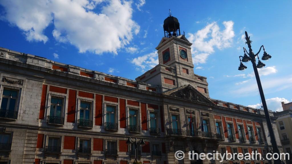 Façade et tour de l'horloge de la Real Casa de Correos, Puerta del Sol à Madrid, sous un ciel bleu