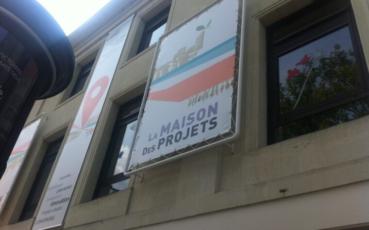 Façade et banderoles La Maison des Projets vues en contre-plongée à Angers