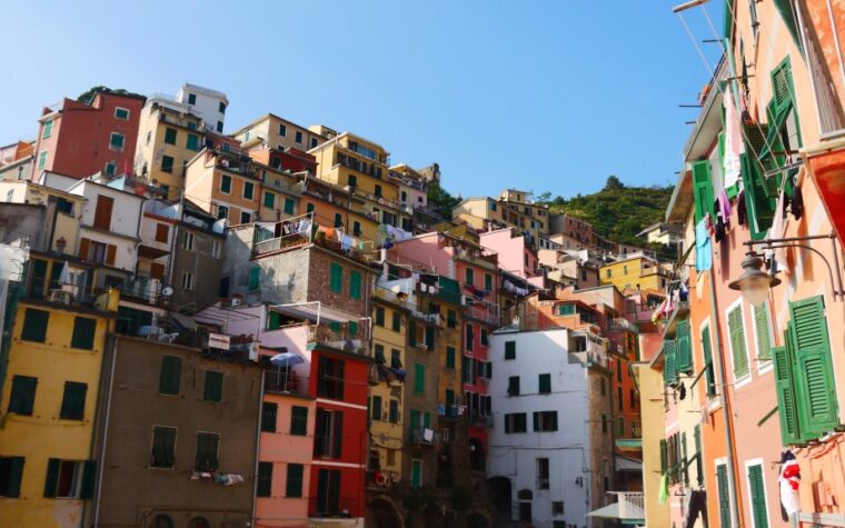 Façades multicolores et linge aux fenêtres des maisons de Riomaggiore, Cinque Terre, Italie