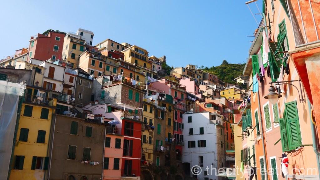 Façades multicolores et linge aux fenêtres des maisons de Riomaggiore, Cinque Terre, Italie