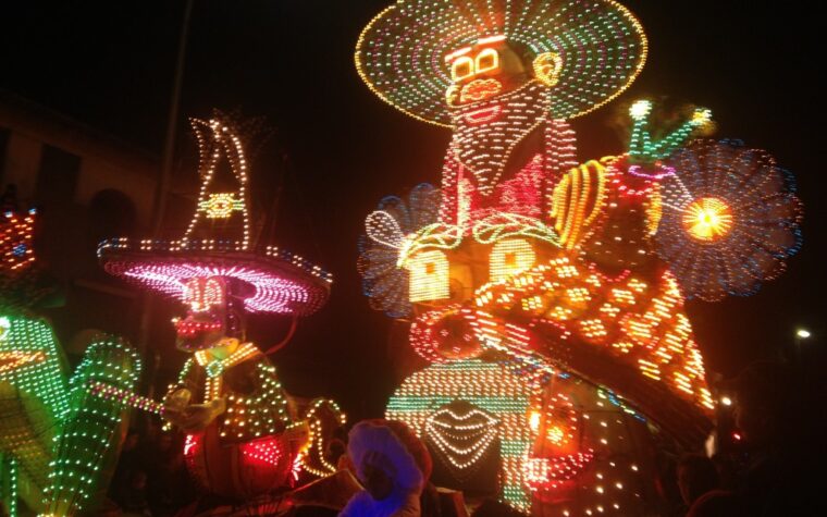 Chars illuminés de milliers d'ampoules colorées défilant la nuit au Carnaval de Cholet