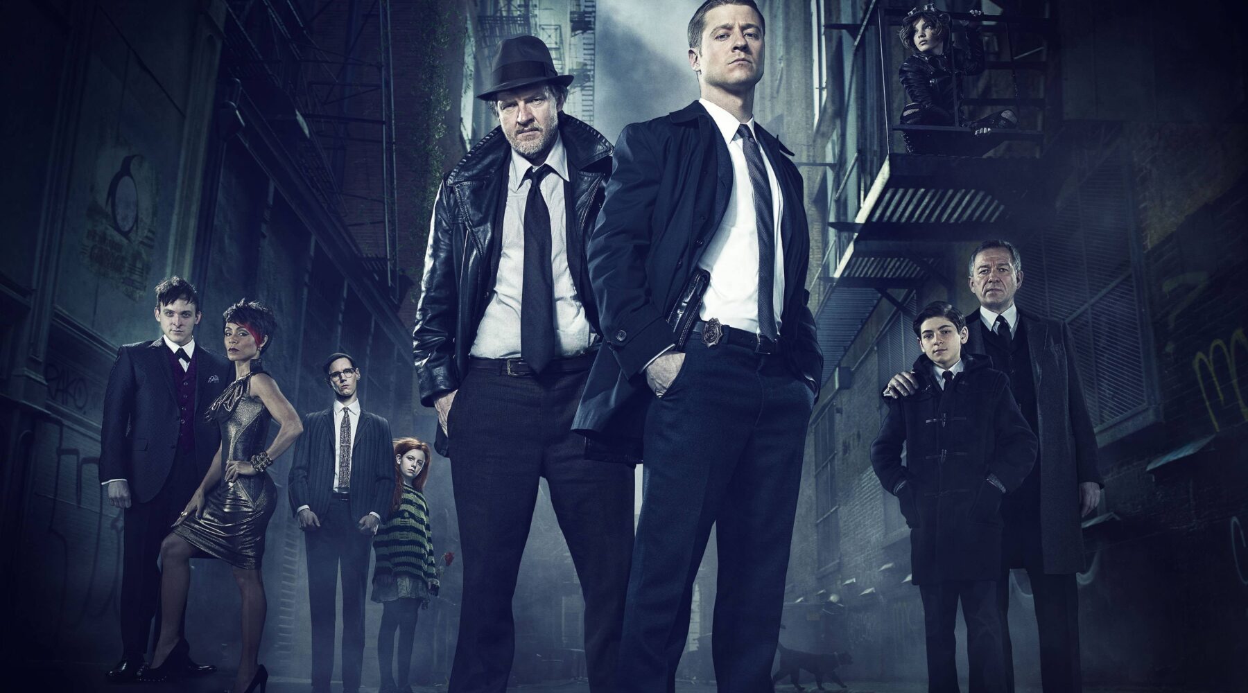 James Gordon et les personnages de la série Gotham dans une ruelle sombre de la ville