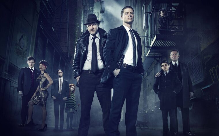 James Gordon et les personnages de la série Gotham dans une ruelle sombre de la ville