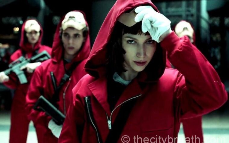 Úrsula Corberó en Tokyo entourée de braqueurs masqués dans La Casa de Papel sur Netflix