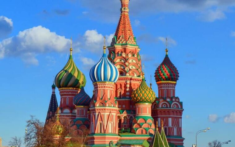 Cathédrale Saint-Basile et ses dômes colorés sur la place Rouge à Moscou sous un ciel bleu