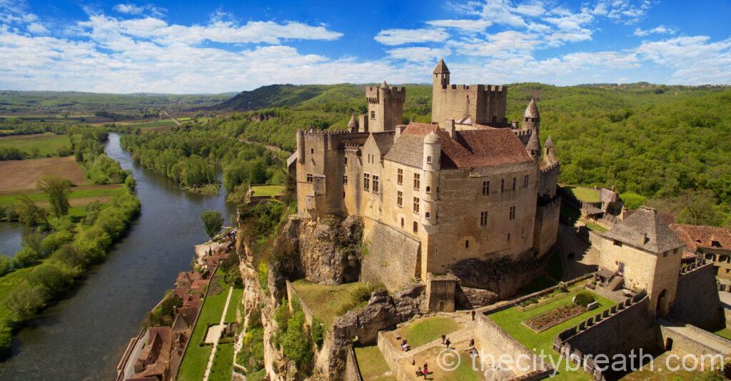 Château de Beynac, principal lieu de tournage des Visiteurs 2