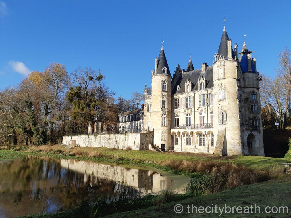 Château de Mont-l'Évêque, décor des Visiteurs 2